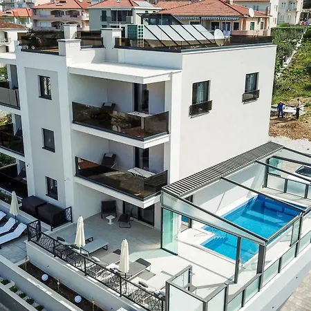 23 B Heated Pool Apartman