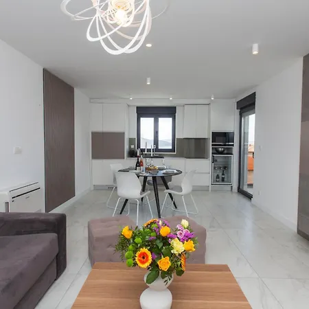 23 B Heated Pool Apartman Trogir