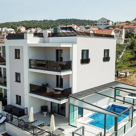 23 B Heated Pool דירה