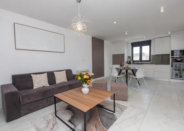 23 B Heated Pool Трогир