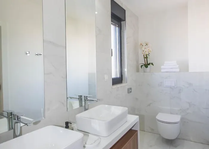 23 B Heated Pool Τρογκίρ